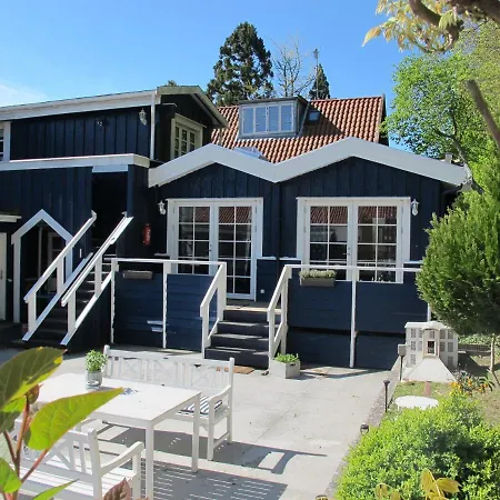 Brinkly Hotel